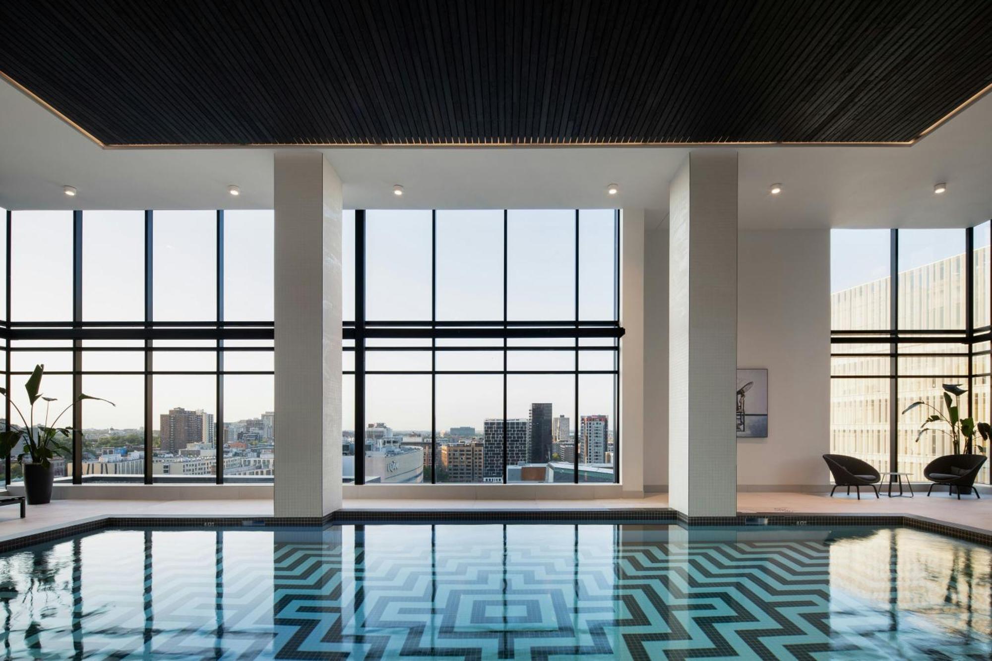 Honeyrose Hotel, Montreal, A Tribute Portfolio Hotel Экстерьер фото The pool at the 25th floor