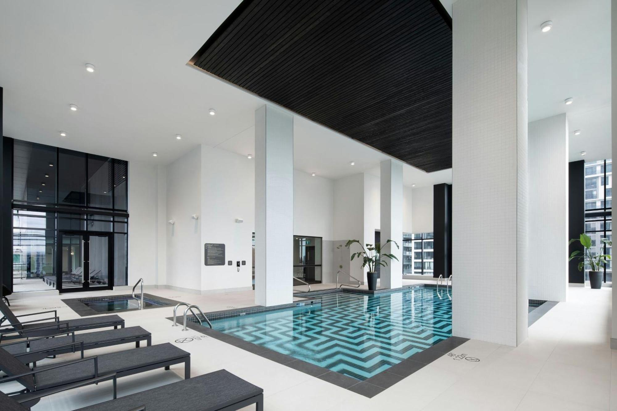 Honeyrose Hotel, Montreal, A Tribute Portfolio Hotel Экстерьер фото The swimming pool at the hotel