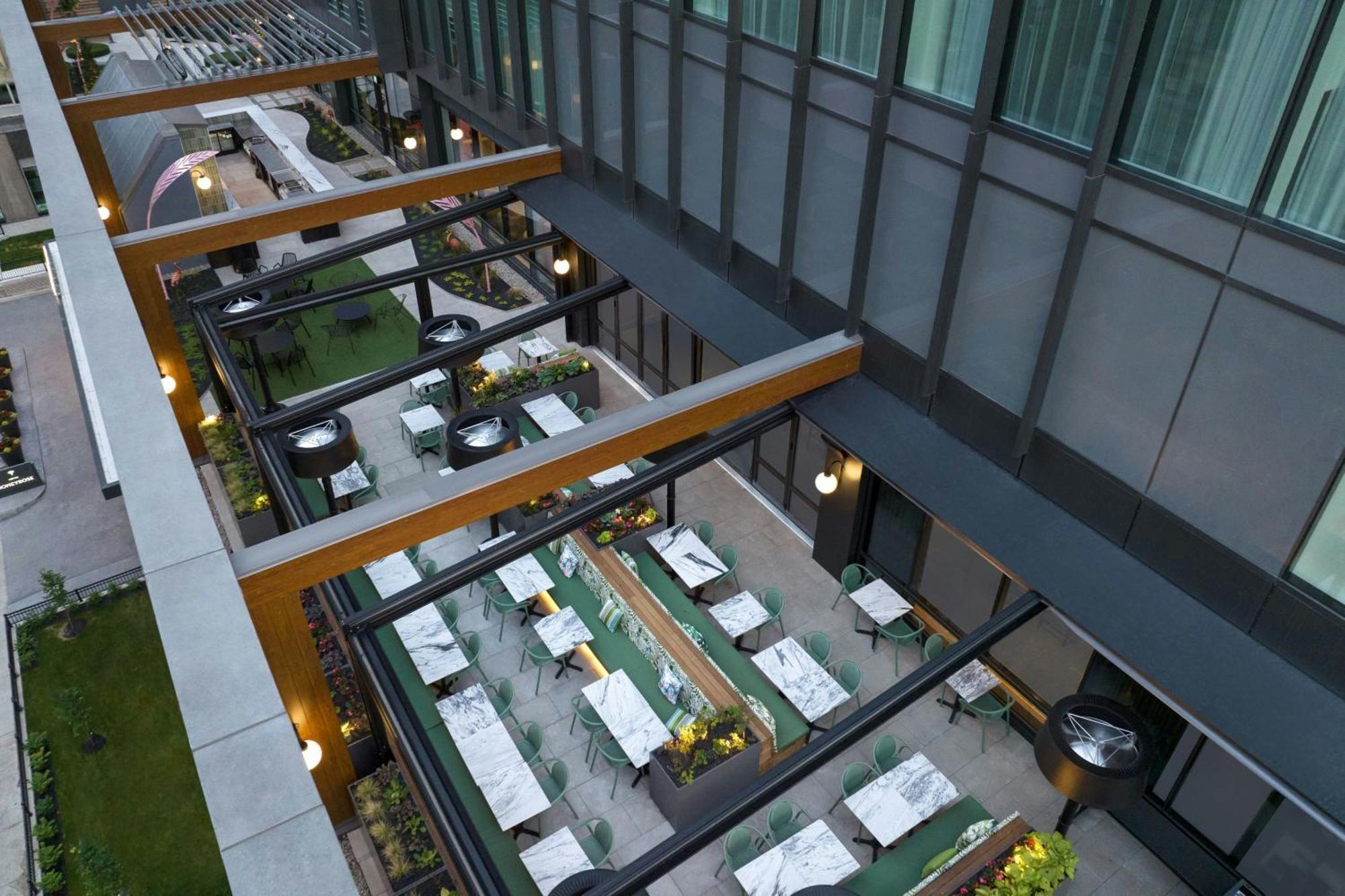 Honeyrose Hotel, Montreal, A Tribute Portfolio Hotel Экстерьер фото The outdoor dining area at the hotel
